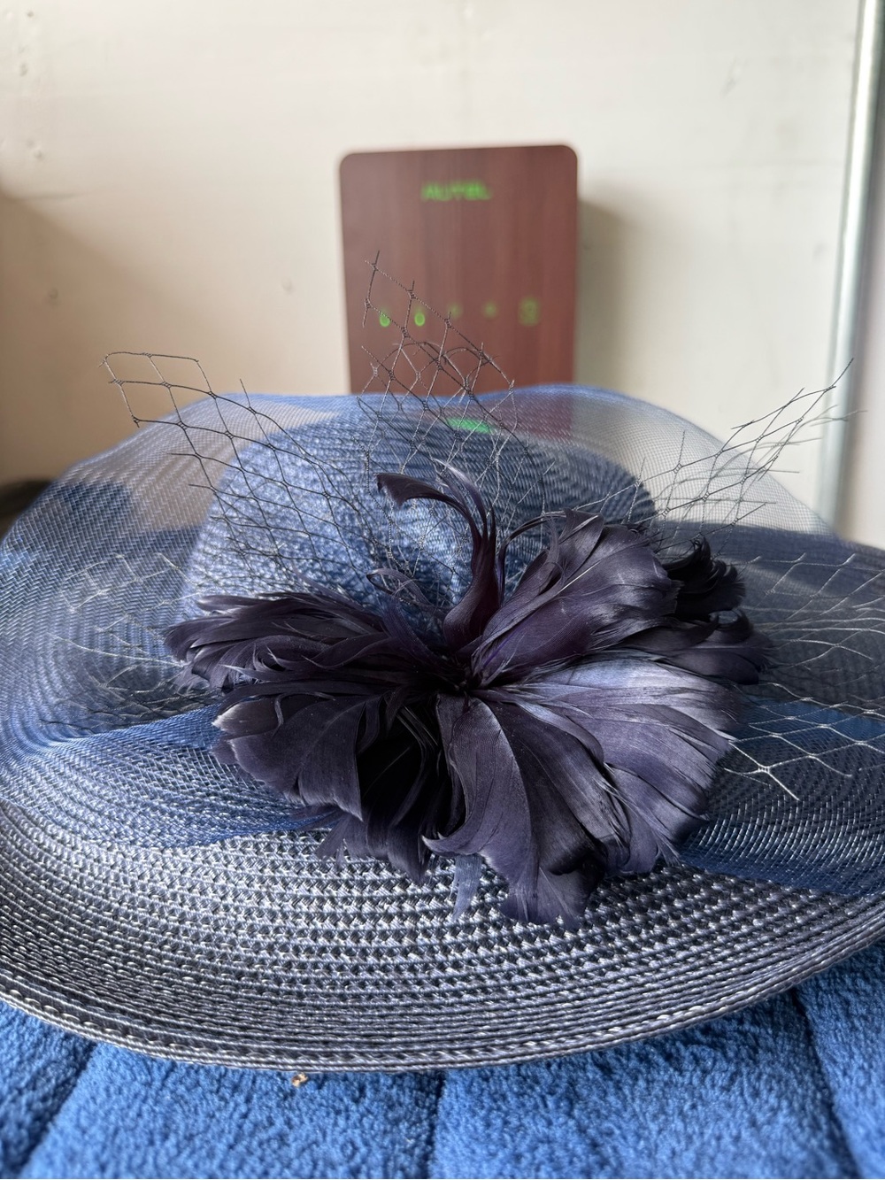 Bellissimo Navy Wide Sheer Brim Fascinator Hat Feather Accent Wedding Church New - Picture 3 of 5